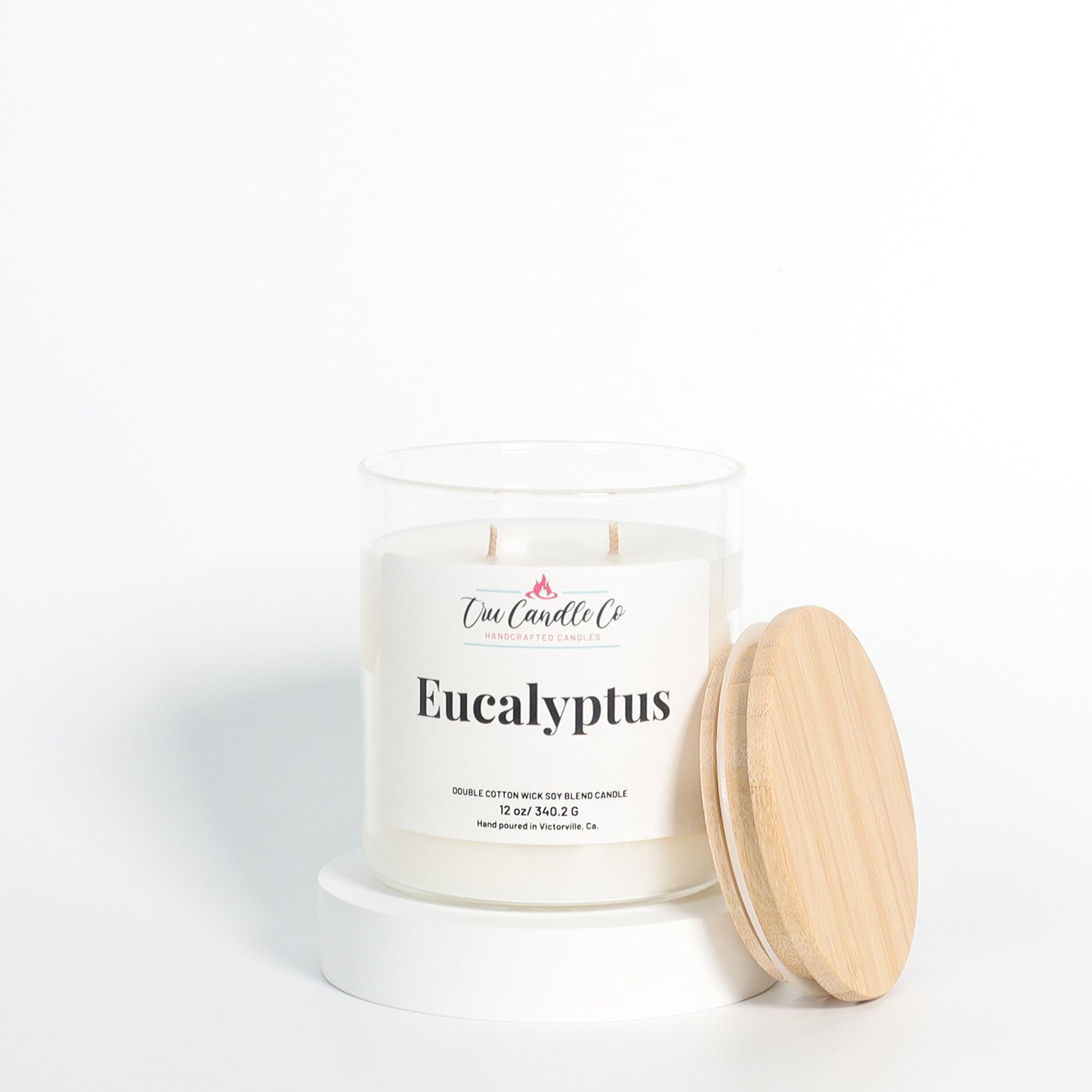 eucalyptus candle with notes of mint and greens make this a relaxing candle