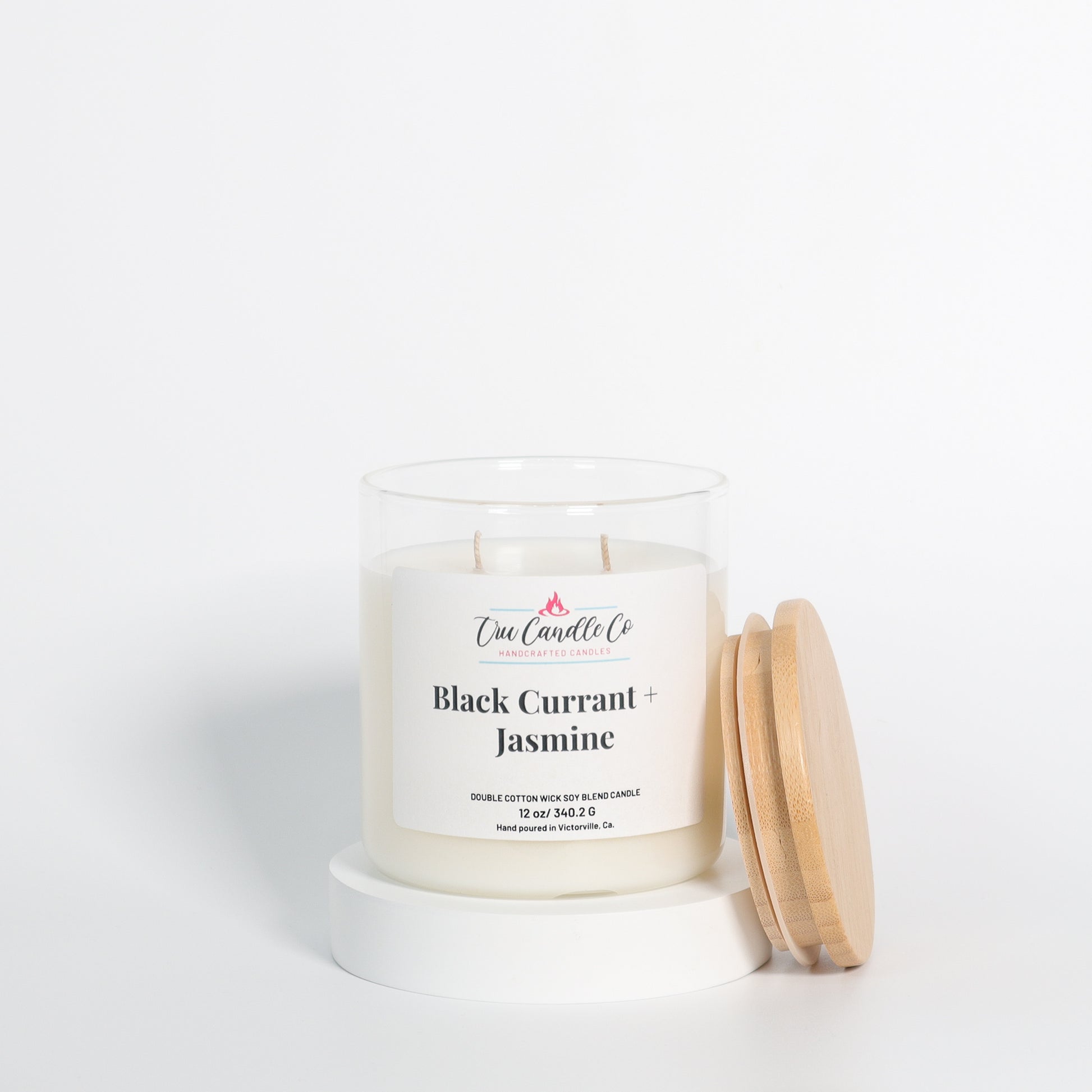 Black currant candles with aromas of jasmine and dark fruits smoothed out by an amber and tonka base