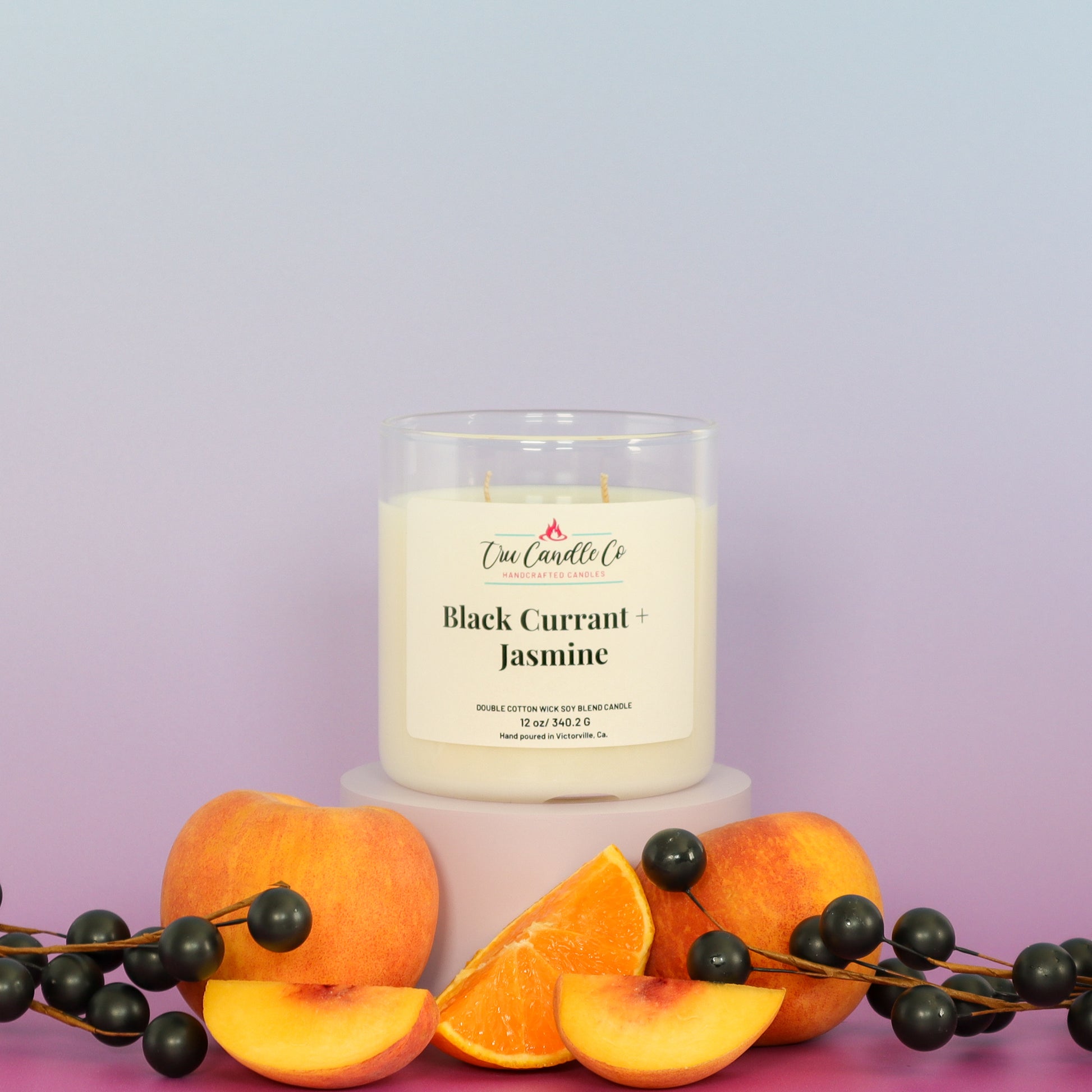 Black currant candles with aromas of jasmine and dark fruits smoothed out by an amber and tonka base